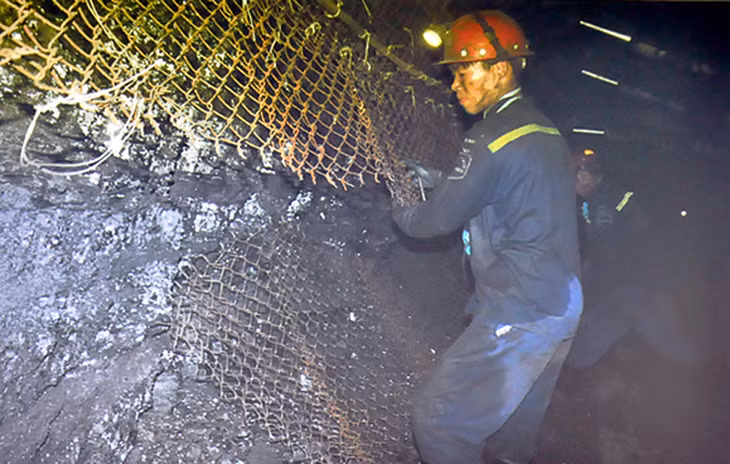 Những sáng kiến, cải tiến kỹ thuật do cán bộ, công nhân trực tiếp tham gia vận hành, sử dụng, đề xuất nhằm đưa ra các giải pháp tối ưu hóa. (Trong ảnh: Giải pháp nghiên cứu thu hồi giàn chống và thiết bị trong lò chợ cơ giới hóa đồng bộ 11-1.14 vỉa 11 sử dụng cáp thép kết hợp lưới thép tại Công ty CP Than Hà Lầm) Ảnh: Minh Đức