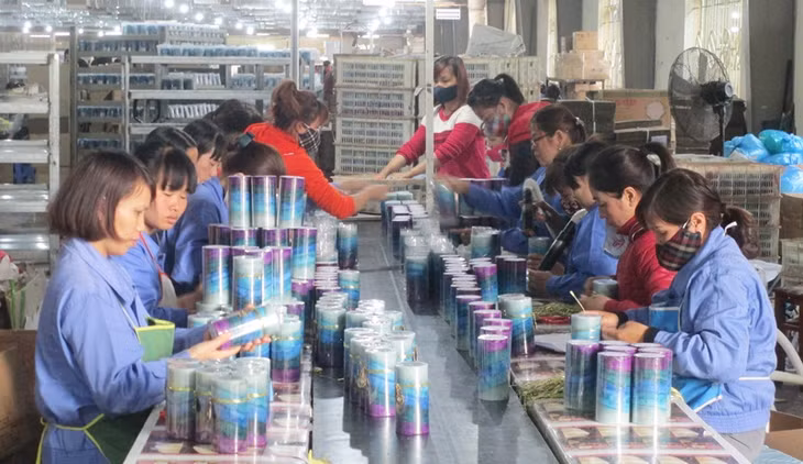 Doanh nghiệp thực hiện tốt chính sách pháp luật lao động là cơ sở để xây dựng mối quan hệ lao động hài hào loại trừ ngư cơ dẫn đến tranh chấp lao động. (Ảnh: Dây chuyền sản xuất nến xuất khẩu của Công ty TNHH MTV Nến Nghệ thuật AIDI Việt Nam (KCN Cái Lân, TP Hạ Long)