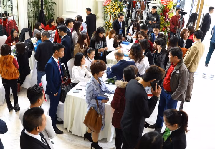 Nhiều khách hàng đã háo hức đến địa điểm tổ chức từ sớm