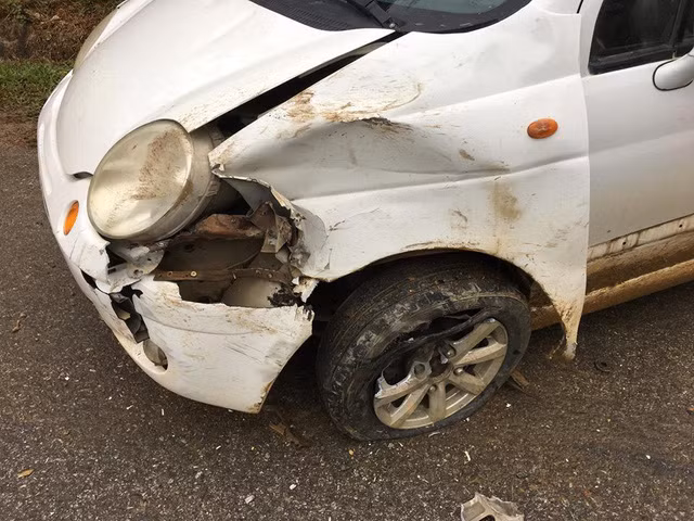 Chiếc Matiz bị vỡ vành, nổ lốp và toác đầu.