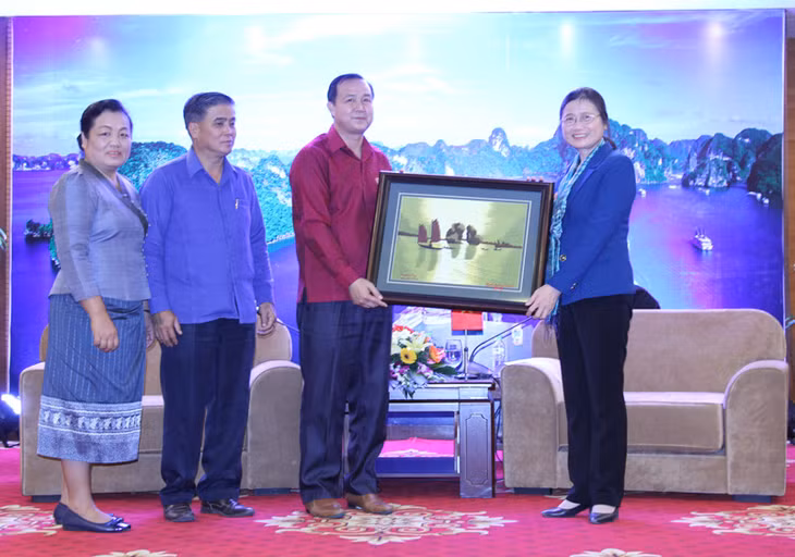 Đồng chí Khonepaphan Lungsichanthông, Bí thư Tỉnh Đoàn Hủa Phăn tặng quà lưu niệm cho tỉnh Quảng Ninh.