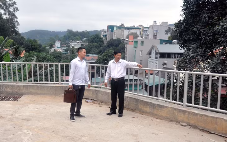 Lãnh đạo Chi bộ khu phố 5 kiểm tra chất lượng công trình bờ kè bảo vệ cho các hộ dân ở tổ 1, tổ 2 