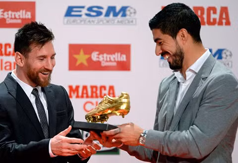 Suarez trao Chiế Giày Vàng 2016-2017 cho Messi.