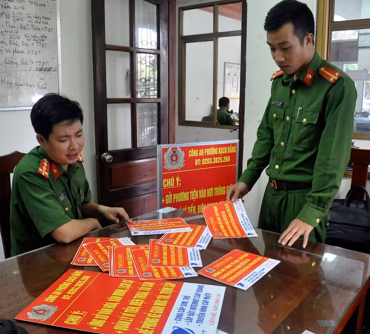 Công an phường Bạch Đằng thiết kế các biển thông báo đường dây nóng để đặt, treo, dán tại các điểm “nhạy cảm” tại địa bàn tạo thuận lợi cho người dân phối hợp tố giác, đấu tranh phòng chống tội phạm.