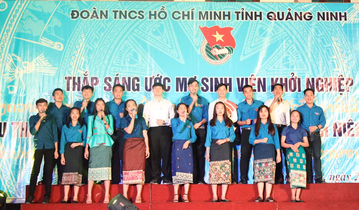 Tiêt mục văn nghệ giao lưu giữa sinh viên Quảng Ninh và sinh viên Lào.