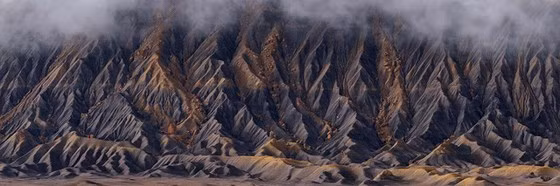 Tác phẩm "Mystic Mountain" của tác giả Dustin Lefevre vào top ảnh đẹp hạng mục Amateur Nature/Landscapes, chụp quang cảnh bao quát những gợn sóng của nếp núi ở bang Utah, Mỹ.