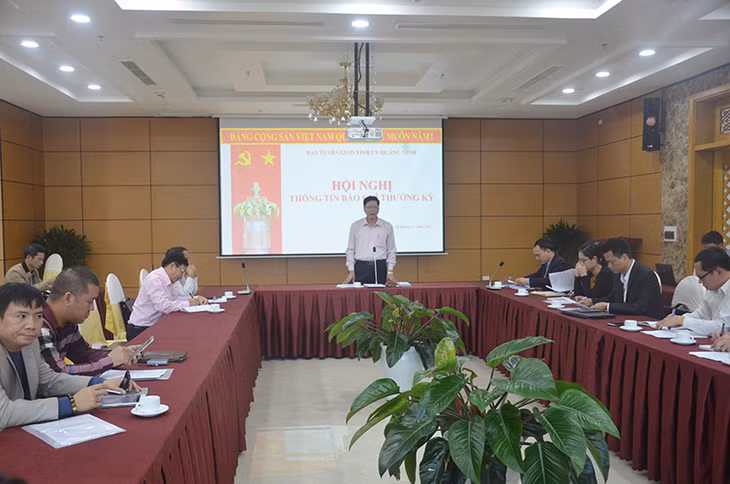 Đồng chí Phạm Hồng Cẩm, Phó Trưởng ban Thường trực Ban Tuyên giáo Tỉnh ủy thông tin một số hoạt động báo chí diễn ra trong tuần qua