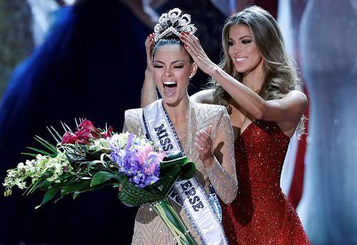 Demi-Leigh Nel-Peters nhận vương miện từ Hoa hậu Hoàn vũ 2016 - Iris Mittenaire.