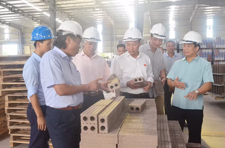 Đồng chí Lê Minh Chuẩn ..