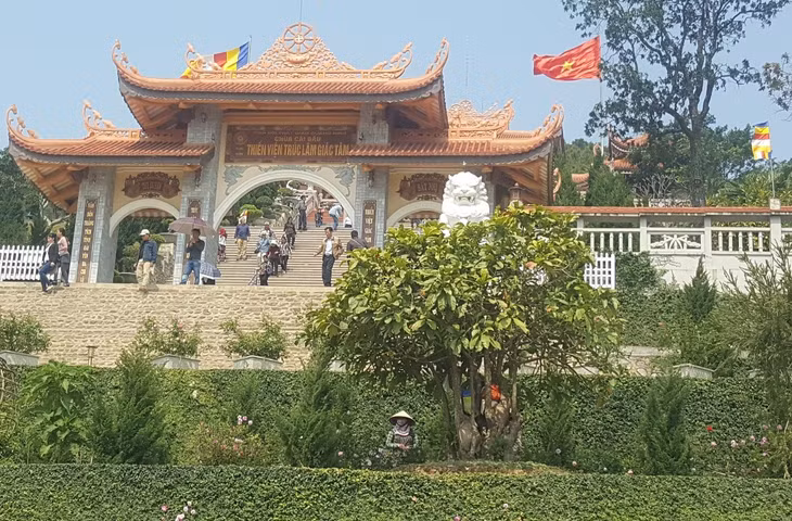Xây dựng nếp sống văn hóa, văn minh thể hiện trong việc xây dựng cảnh quan môi trường xanh, sạch, đẹp (Trong ảnh: Khách du lịch tham quan chùa Cái Bầu