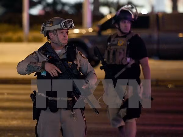 Cảnh sát tuần tra tại thành phố Las Vegas sau vụ xả súng ở Khách sạn và Sòng bạc Mandalay Bay. (Nguồn: AFP/TTXVN)