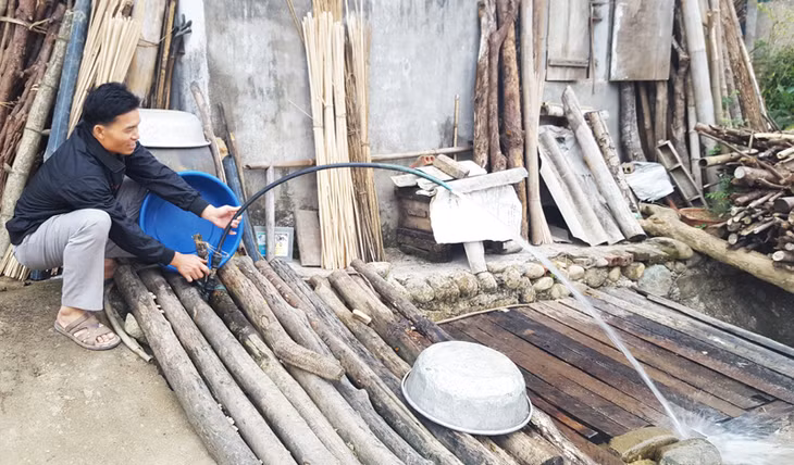  Do áp lực nước mạnh, hệ thống vòi nước của gia đinh anh Nình A Sủi mặc dù đã được khó xong vẫn chảy thành dòng