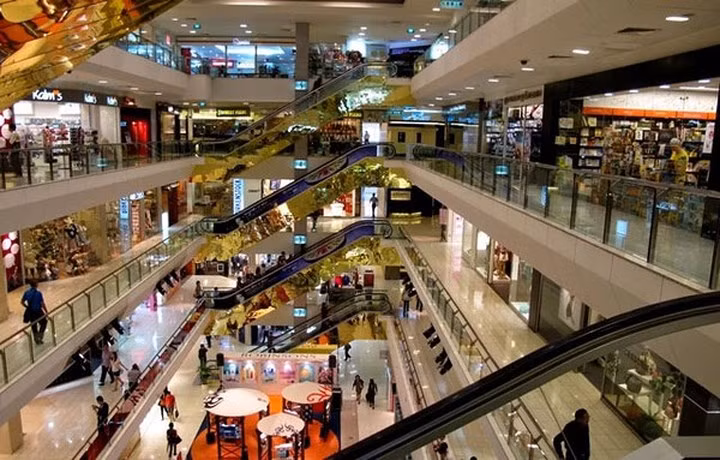  Shopping giá rẻ. Singapore có rất nhiều trung tâm mua sắm để bạn khám phá. Ngay cả ở sân bay Changi cực kỳ hiện đại cũng là một điểm mua sắm hoành tráng, đủ khiến bạn mệt nghỉ. Để mua quà lưu niệm hay mua sắm với khoản ngân sách trung bình, bạn nên ghé đến các cửa hàng giá rẻ quanh khu Chinatown và Little India.