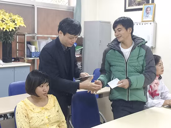 Địa diện tỉnh Bắc Ninh trao quà cho gia đình các em bé đang điều trị tại bệnh viện Bạch Mai. Ảnh: Bệnh viện cung cấp.