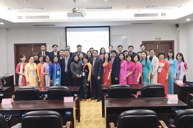 Đoàn công tác tỉnh Quảng Ninh chụp ảnh lưu niệm cùng lãnh đạo, giảng viên Học viện Hành chính Quảng Tây, TP Nam Ninh, tỉnh Quảng Tây, Trung Quốc.