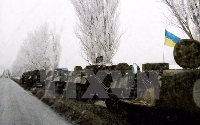 Xe quân sự của quân đội Ukraine trên đường tới Donetsk ngày 24/12/2016. (Nguồn: THX/TTXVN)