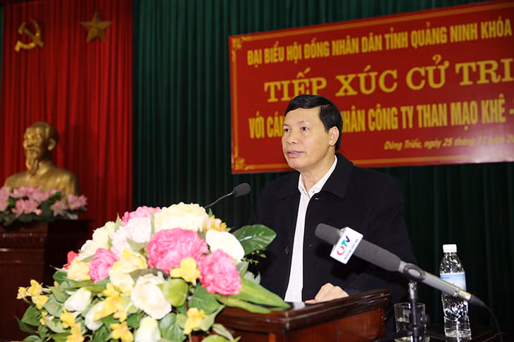 Đồng chí Nguyễn Đức Long, Phó Bí thư Tỉnh ủy, Chủ tịch UBND tỉnh, đại biểu HĐND tỉnh, thông báo nội dung chương trình kỳ họp thứ 7, HĐND tỉnh; tình hình kinh tế - xã hội của tỉnh năm 2017.