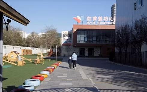 Lối vào một cơ sở giáo dục mầm non do Tập đoàn giáo dục RYB Education điều hành.