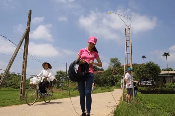 Khi thi Hoa hậu Việt Nam 2016, Mỹ Linh cũng lên Yên Bái với dự án 