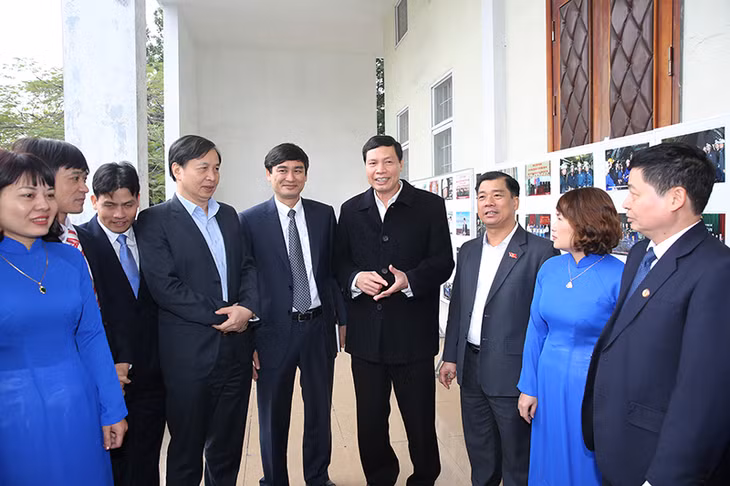 Đồng chí Nguyễn Đức Long trò chuyện với cử tri Công ty Than Mạo Khê và lãnh đạo TKV.