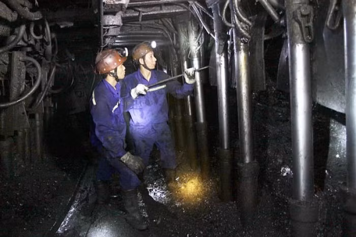 Sử dụng công nghệ giá khung ZH trong khai thác than tại Công ty Than Vàng Danh- ảnh Phạm Cường