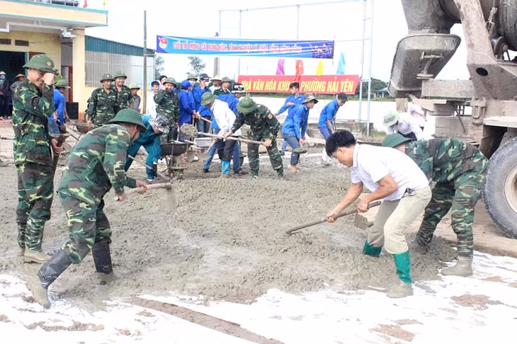 Cán bộ, chiến sĩ Đồn biên phòng Bắc Sơn tham gia giúp xã Bắc Sơn (TP Móng Cái) xây dựng NTM (Ảnh: Vi Thu, CTV)