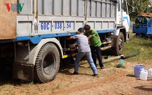 Phương tiện xả nhớt thải ra môi trường.