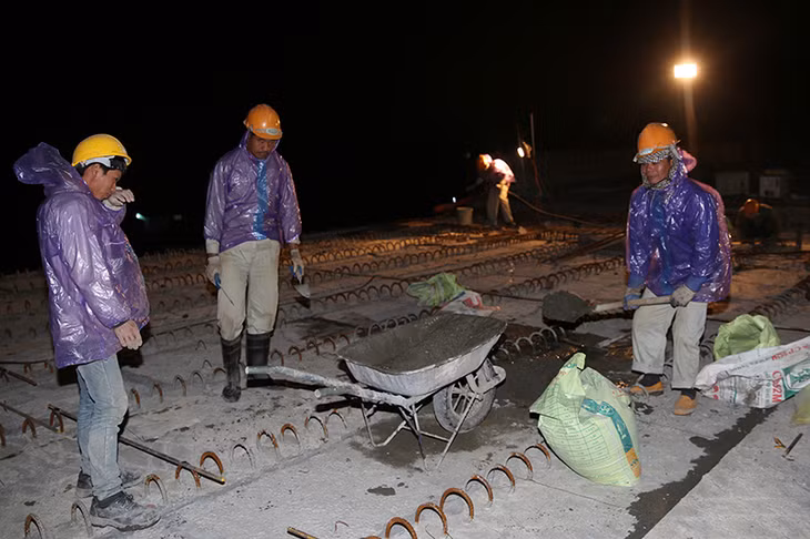 Để chống mưa, rét, họ sử dụng áo mưa mặc phía ngoài.