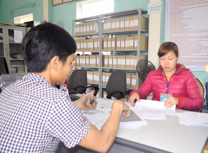 Công chức xã Dân Chủ, huyện Hoành Bồ giải quyết thủ tục hành chính cho công dân