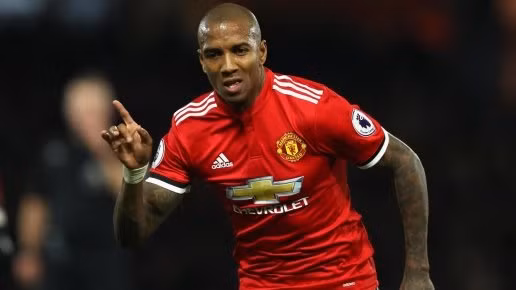  Ashley Young đã có hiệp một hay nhất tại Man United.