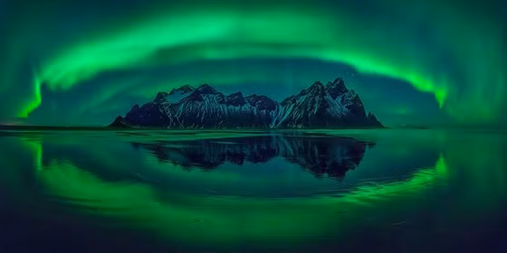 Tác phẩm "Eye of Stokksnes" của tác giả Wojciech Kruczynski đoạt giải hạng mục Carolyn Mitchum Award, chụp hình ảnh cực quang lung linh, phản chiếu có hình dạng giống như đôi mắt ở Stokksnes, Iceland.