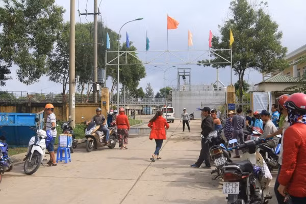Người dân hiếu kỳ tập trung theo dõi vụ việc