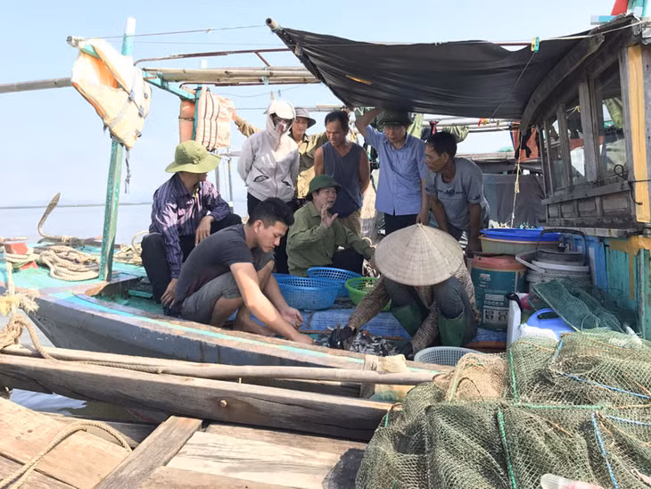 Lãnh đạo Hội Nông dân tỉnh khảo sát thực tế việc sử dụng lồng bát quái trong đánh bắt thủy sản của ngư dân TX Quảng Yên (Ảnh do Hội Nông dân cung cấp)
