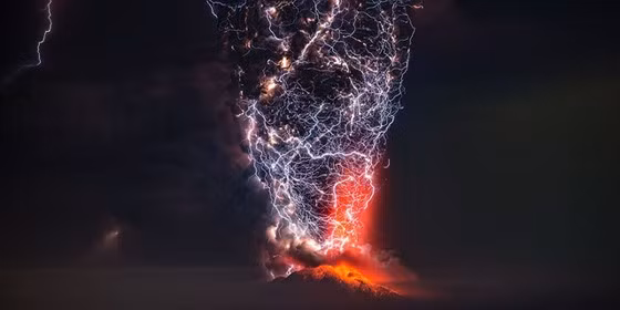 Tác phẩm "The Image of Fear" của tác giả Francisco Negroni vào top ảnh đẹp hạng mục Open Nature/Landscapes, chộp đúng thời điểm sét đánh trúng vào núi lửa Calbuco, Chile khi phun trào những cột tro bụi lên không trung.
