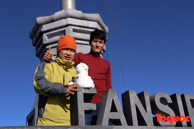 Theo đài khí tượng thủy văn tỉnh Lào Cai cho biết, tại khu vực đỉnh Fansipan, nền nhiệt độ tăng nhẹ nhưng vẫn ở mức thấp; nên đã có hiện tượng xuất hiện sương muối trên các mỏm núi và khu nhà ga cáp treo Fansipan.