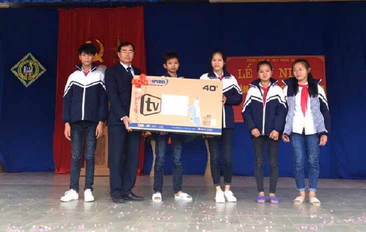 Lãnh đạo Công an huyện Tiên Yên trao tặng ti vi cho thày trò nhà trường