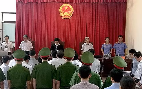 Hội đồng xét xử công bố bản án sơ thẩm.