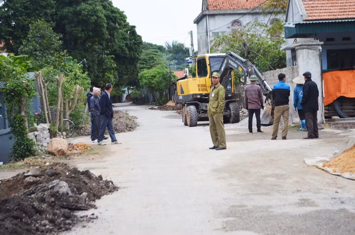 Sau khi phản ánh với chính quyền địa phương, Tổ trưởng Ban Bảo vệ dân phố khu Yên Lập Đông đã có mặt.