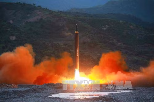 Một vụ phóng tên lửa đạn đạo tầm Hwasong-12 của Triều Tiên ngày 14/5. Ảnh: YONHAP/ TTXVN