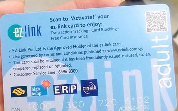  Mua ngay một thẻ EZ-LINK ngay khi xuống sân bay để di chuyển trên tàu điện ngầm, xe buýt. Chi phí của một chiếc thẻ EZ-Link là 12SGD trong đó có 7SGD giá trị nạp và 5 SGD tiền thẻ. Mỗi lần vào ga đi tàu khi ra vào quẹt thẻ, hệ thống sẽ tự động trừ tiền. Khi hết giá trị, bạn tra thẻ vào máy và nạp thêm tối thiểu là 10SGD.