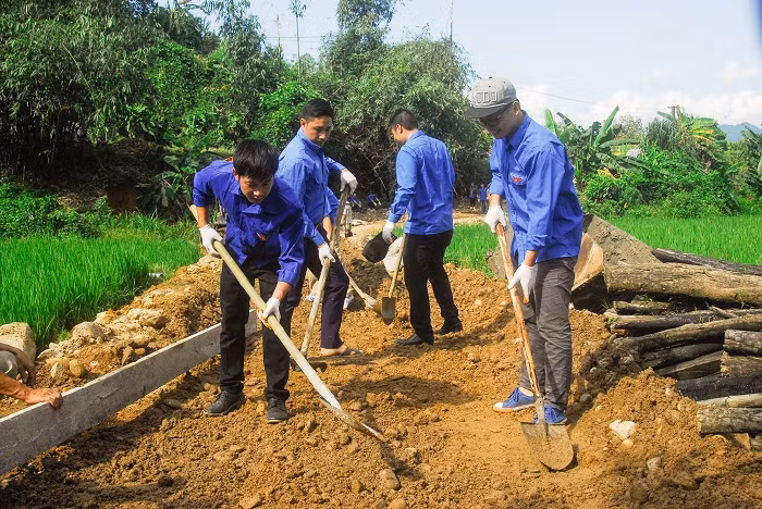 ĐVTN Ngân hàng tỉnh hỗ trợ người dân thôn Pắc Cáy, xã Đồn Đạc, huyện Ba Chẽ nâng cấp tuyến đường nội thôn (tháng 9/2017)
