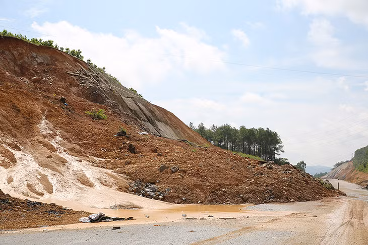 Sau đợt mữa bão trung tuần tháng 8/2017, toàn tuyến cao tốc Hạ Long - Vân Đồn xuất hiện 37 điểm sạt lở mái taluy đang trong quá trình tổ chức thi công. Trong đó có 10 điểm sạt lở lớn ước khối lượng đất đá trôi lấp lên đến hàng chục nghìn m3.