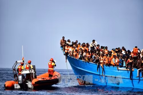 Người di cư được lực lượng bờ biển cứu tại vùng biển ngoài khơi Libya hồi tháng 11 năm ngoái. Ảnh: AFP/TTXVN