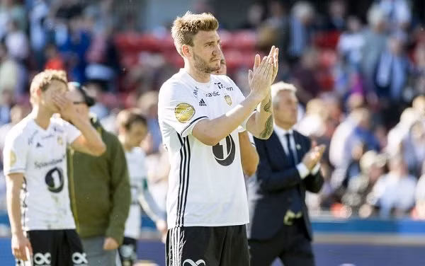  Còn ai dám gọi Bendtner là "chân gỗ"?