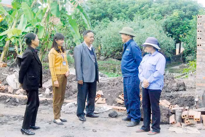 Cán bộ MTTQ phường Yên Thanh trao đổi, nắm tình hình qua người dân trên địa bàn.