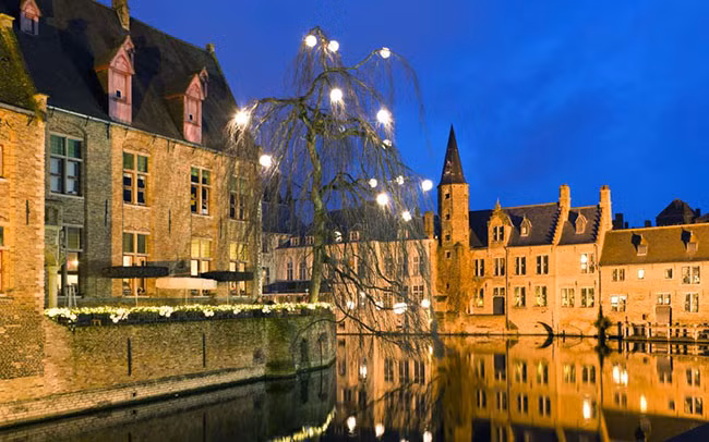 Bruges, Bỉ: Với các ngõ hẻm, nhằng nhịt kênh rạch theo kiến ​​trúc bánh gừng, Bruges chắc chắn là đẹp nhất vào những tháng mùa đông. Hãy đến vào tháng Giêng hoặc tháng Hai khi Giáng sinh vừa qua và đã thị trấn đã bóc đi lớp đèn trang trí, bạn sẽ thấy thị trấn có vẻ đẹp đơn sơ của chính nó với những tòa lâu đài cổ nhiều hơn bất kỳ nơi đâu đang soi bóng xuống mặt nước lung linh.