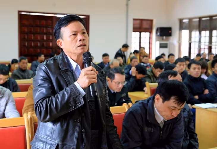 Các cử tri gửi tới Đoàn Đại biểu Quốc hội tỉnh các ý kiến, kiến nghị về các vấn đề ở địa phương.