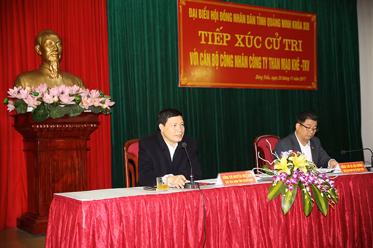 Đồng chí Nguyễn Đức Long lắng nghe, trao đổi, làm rõ những vấn đề mà cử tri Công ty quan tâm.
