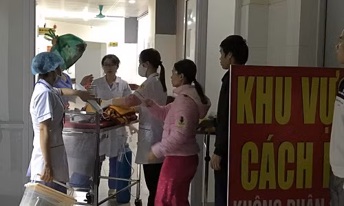Chiều 20/11, Bệnh viện Sản Nhi Bắc Ninh chuyển một số bé sơ sinh về Hà Nội điều trị. Ảnh: Nam Phương.