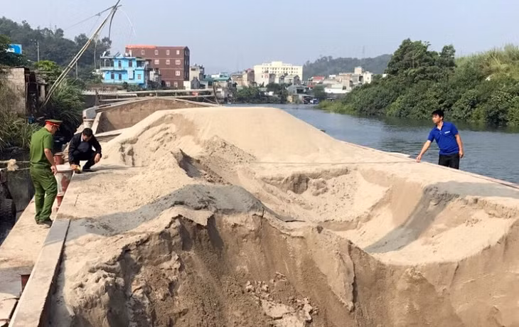 Phát hiện, bắt giữ tàu vận chuyển trái phép 400 m3 cát tháng 11/2017.
